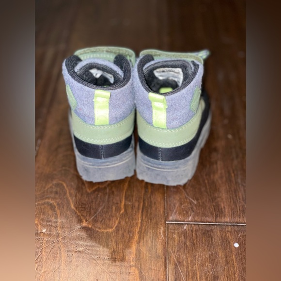 Used Pre-Owned Carter’s Kids Snow boots, Size 6. - Picture 4 of 6